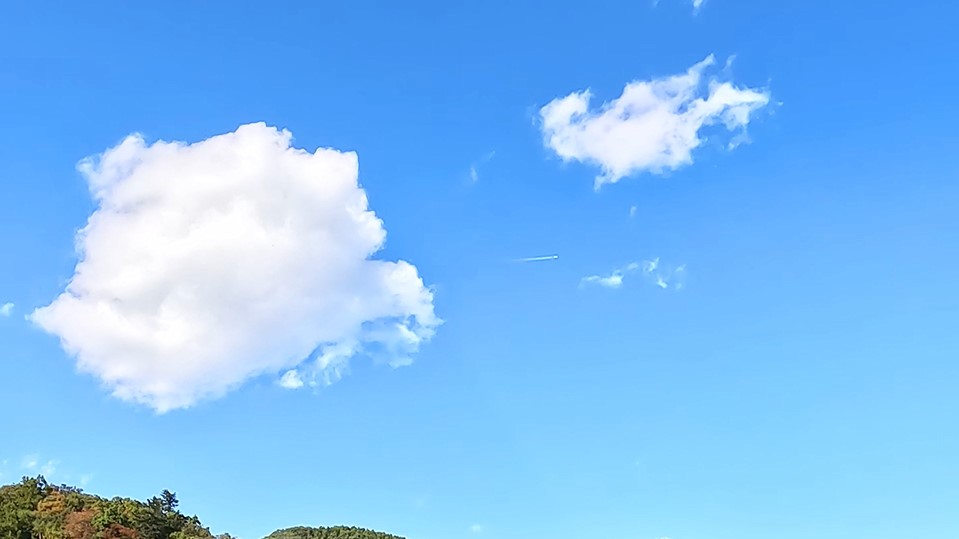 ぷかぷか雲とジェット機 353