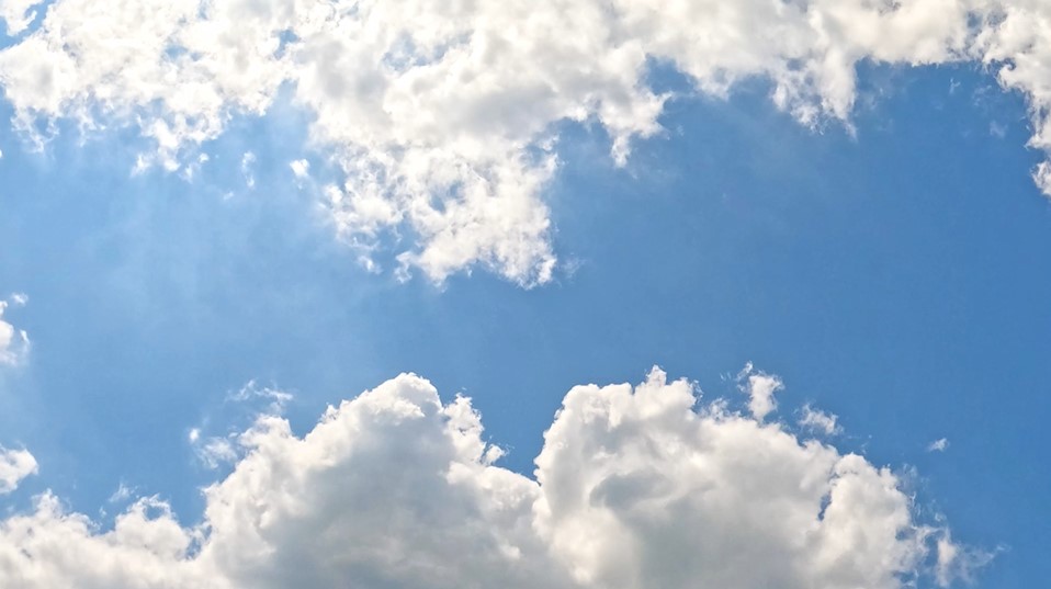 真っ青な空にもくもく雲(倍速） 558