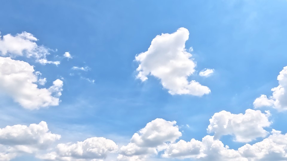 青い空にごんごんと流れわき立つ雲（倍速） 636